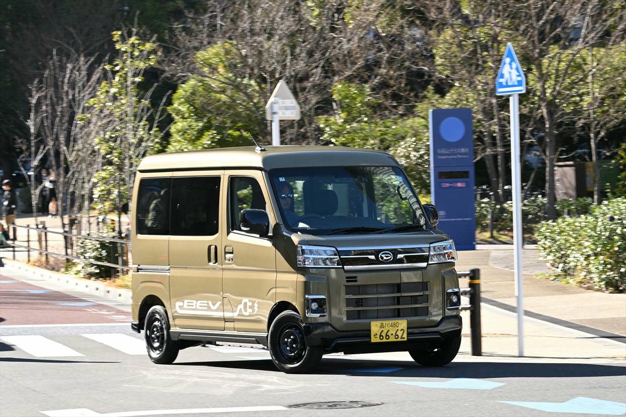 【試乗】荷室は“1mm”も犠牲にしない！ ダイハツ新型「e-アトレー」が大容量バッテリーと1500W電源で叶える、次世代ベースキャンプの最適解《LE VOLANT LAB》