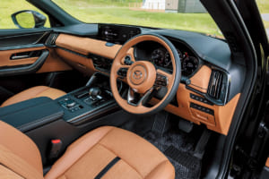 マツダ CX-80 XDプレミアムスポーツ:XD系の最上級に位置付けられるだけあって、タンカラーのレガーヌ張りのインパネデコレーションパネル&ドアトリムなど、大胆なカラーリングとともに上質感のある仕立てが際立つ。