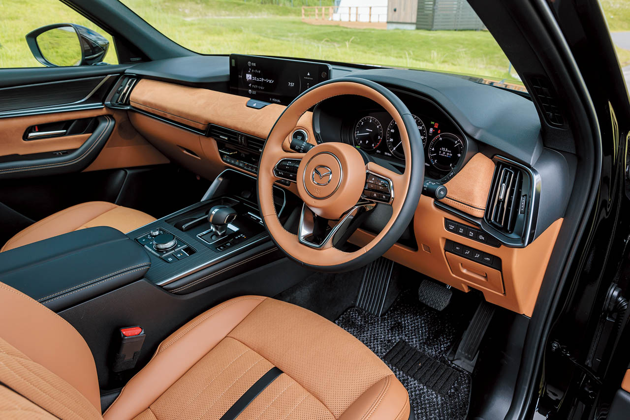 マツダ CX-80 XDプレミアムスポーツ:XD系の最上級に位置付けられるだけあって、タンカラーのレガーヌ張りのインパネデコレーションパネル&ドアトリムなど、大胆なカラーリングとともに上質感のある仕立てが際立つ。