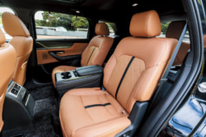 マツダ CX-80 XDプレミアムスポーツ:プレミアムスポーツの2列目はセンターに大型コンソールボックスを備える、豪華なキャプテンシート(6人乗り)のみの設定。2列目専用のエアコン吹き出し口だけでなく、2ウェイの電動調整機能やベンチレーション機能も備える快適仕様だ。