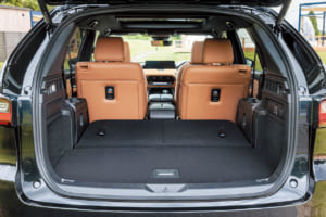 マツダ CX-80 XDプレミアムスポーツ:3列目を倒せばフラットな床面で広大なラゲッジスペースとして使用可能。この状態ならゴルフバッグやベビーカーを縦方向に積載することができる。