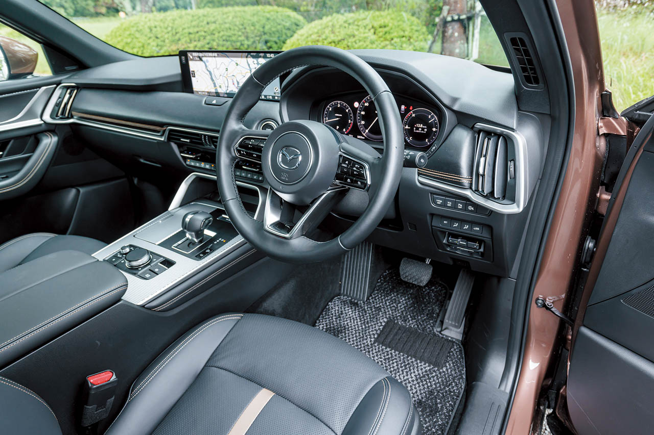 マツダ CX-80 XDドライブエディション ナッパレザーパッケージ:新たに追加されたドライブエディションと同ナッパレザーパッケージでは、インパネデコレーションパネルやドアトリムの加飾が異なるほか、ナッパレザーパッケージにはBOSEサウンドシステムやフレームレス防眩ルームミラー、アンビエントランプが装備される。ちなみに、ナッパレザーパッケージは従来のXDエクスクルーシブモードに相当する。