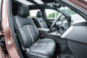 マツダ CX-80 XDドライブエディション ナッパレザーパッケージ:写真はより上級のナッパレザーパッケージで、全席ブラックのナッパレザーシート仕様。ドライブエディションはCX-60同様、シート素材はレザーで、ブラックとグレージュの2色を用意する。