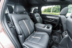 マツダ CX-80 XDドライブエディション ナッパレザーパッケージ:ナッパレザーパッケージは、写真の6人乗りキャプテンシート仕様のほか、2列目がベンチシートとなる7人乗りから選べる。