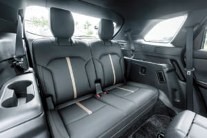 マツダ CX-80 XDドライブエディション ナッパレザーパッケージ:3列目の居住性は他グレードと同じで長距離移動でも苦にならない。足元のスペースも巧みに稼ぎ出しており、窮屈感はない。
