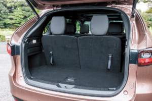 マツダ CX-80 XDドライブエディション ナッパレザーパッケージ:CX-60よりも全長が長いだけに、3列目使用時でも旅行バッグなどを積むことができるだけのスペースを確保。3列目を倒せばゴルフバッグを縦に積める。荷室容量は3列目使用時で258L、3列目を倒すと687Lとなる(最大は1221L)。
