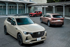 現在のマツダはSUVモデルを中心としたラインナップとなっている。FRベースのSUVとして2022年に発表されたCX-60（手前）に加え、3列シートを備えたフラッグシップモデルのCX-80（右）、グローバルで最量販車種となっているCX-5（奥）、スタイリッシュなコンパクトSUVのCX-30は、まさにその中心となるモデルだ。