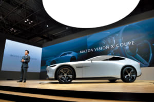 2025年のジャパンモビリティショーでワールド・プレミアされたマツダ VISION X-COUPE（マツダ・ビジョン・クロスクーペ）。2017年に「世界一美しいコンセプトカー」と絶賛されたマツダ VISION COUPE（マツダ・ビジョン・クーペ）の考え方をさらに進めて引き算の美学を極めたモデルだ。