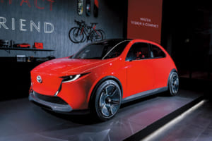 VISION X-COUPEと同時に公開されたマツダ VISION X-COMPACT（マツダ・ビジョン・クロスコンパクト）。魂動デザインの可能性をミニマルに表現した。かわいらしさと美しさを共存させたインテリアのデザインも秀逸。