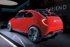 VISION X-COUPEと同時に公開されたマツダ VISION X-COMPACT（マツダ・ビジョン・クロスコンパクト）。魂動デザインの可能性をミニマルに表現した。かわいらしさと美しさを共存させたインテリアのデザインも秀逸。