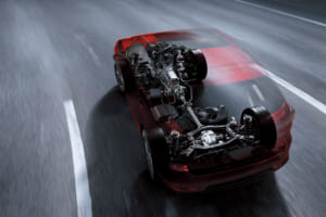 ミッションには自社開発のトルコンレス8速ATを採用。ダイレクト感も効率に貢献するほか、コンパクトなスペースでの4WD化にも貢献している。熟成が進んだCX-60のマイナーチェンジ後モデルやCX-80ではシフトショックやノイズの大幅低減に成功している。