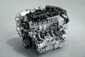 CX-60やCX-80に搭載される直列6気筒3.3Lディーゼルターボエンジン。世界でも稀な存在となった大排気量の直列6気筒エンジン。48Vモーターを組み合わせたマイルドハイブリッドモデルもラインナップする。