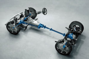 FRベースの新型プラットフォームを採用。欧州のプレミアムモデルの多くがFRベースである事実を踏まえ、新開発アーキテクチャで勝負を挑んだ。パワートレインだけでなく、サスペンションについても熟成が進み、後発のCX-80や後期型CX-60では硬めの乗り心地も改善されている。