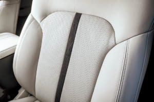 「プレミアムモダン」グレードに採用されるナッパレザーシートは欧州車に優るとも劣らない質感の高さを誇り、ステッチワークやかがり縫いで仕上げられたダッシュボードなどは、他に類をみないテイスト。ボディデザインでは光と影や映り込みの美しさを重視する一方、インテリアでは手触りや風合いにこだわって居心地の良さを追求する。