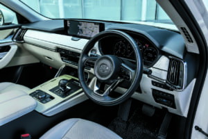 質感の高いインテリアには定評があるマツダ。派手な演出や飛び道具的なギミックはないが、素材を吟味し、和のテイストを強く意識したデザインの完成度は、欧州でも高く評価されている。