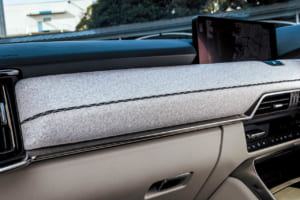 「プレミアムモダン」グレードに採用されるナッパレザーシートは欧州車に優るとも劣らない質感の高さを誇り、ステッチワークやかがり縫いで仕上げられたダッシュボードなどは、他に類をみないテイスト。ボディデザインでは光と影や映り込みの美しさを重視する一方、インテリアでは手触りや風合いにこだわって居心地の良さを追求する。