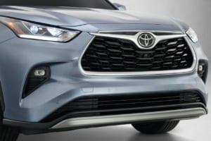 ランクルに迫る巨躯と強気の価格。トヨタ「ハイランダー」19年ぶりの逆輸入を後押しする新制度の背景