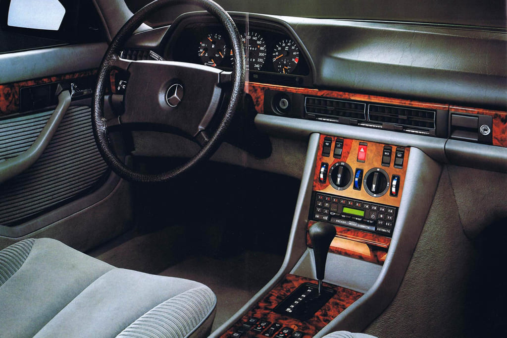 1985年式500SEL／W126の日本版カタログより、内装写真。