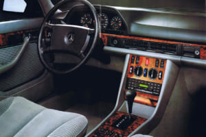 なぜメルセデスの「ウッドパネル」にはアルミが挟まれているのか。美しさに隠された「ささくれ」防止の安全哲学【メルセデス安全原論 07】《LE VOLANT LAB》