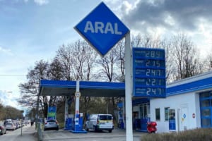 日本の「リッター200円」はまだ安い!? ドイツでガソリン1Lが550円超え…インフレと戦うアウトバーン節約ドライブ術《LE VOLANT LAB》