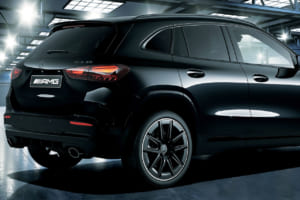 黒の装束が放つ独自の凄み──メルセデスAMG GLA35初の限定車「ブラックマスターピース」が80台限定で登場