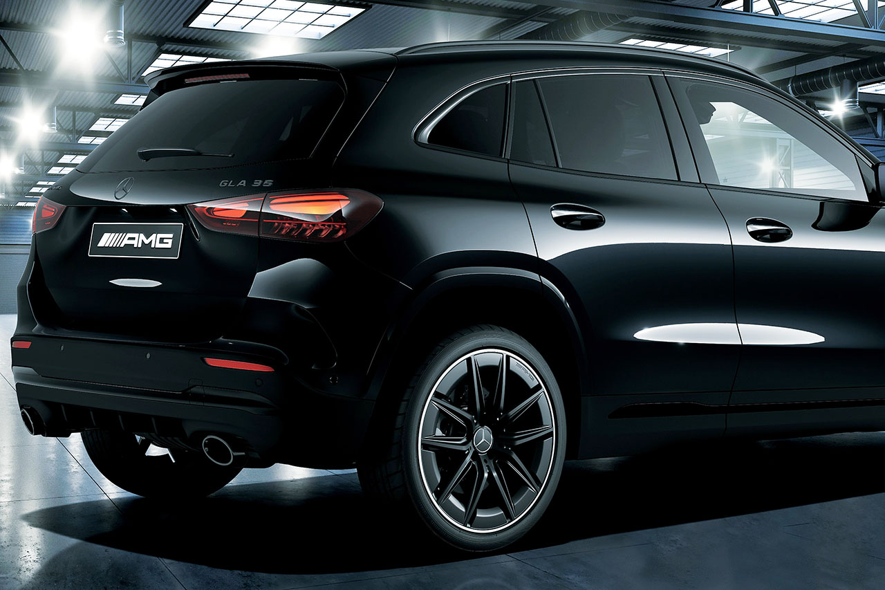 黒の装束が放つ独自の凄み──メルセデスAMG GLA35初の限定車「ブラックマスターピース」が80台限定で登場