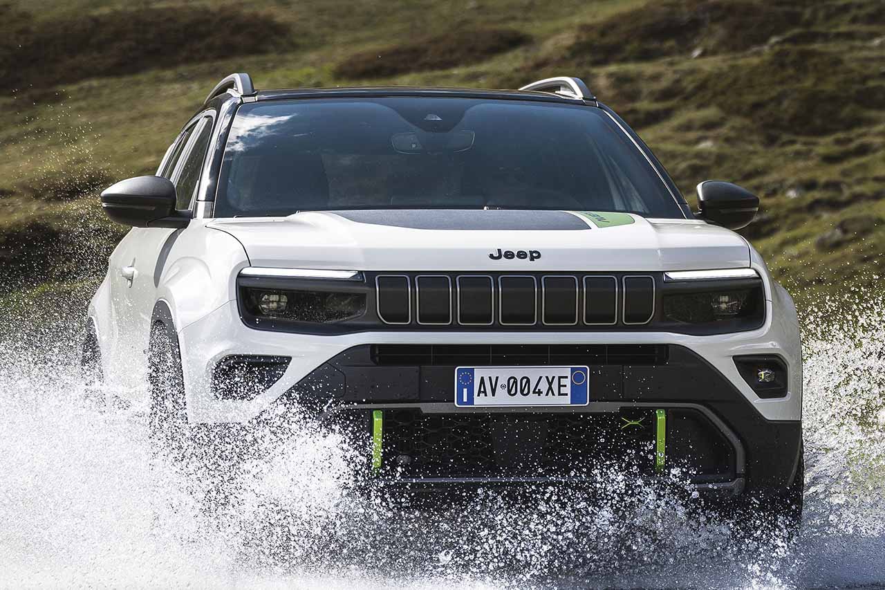 リアモーターで宿すジープの魂。アベンジャーに本格電動AWD「4xe」追加、499万円からの現実解