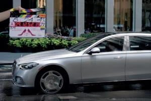 “悪魔”の愛車はSクラスからマイバッハへ。映画『プラダを着た悪魔2』が提示する究極のショーファードリブン