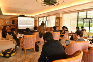 各媒体から若手編集者が集まった。マツダの歴史について理解を深めている。