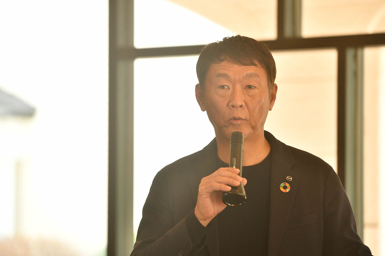 マツダの歴史を説明してくれた植月真一郎さん。営業、広報を務めたのち、現在は地域リレーショングループに。広島大学工学部大学院で客員准教授も務めた。