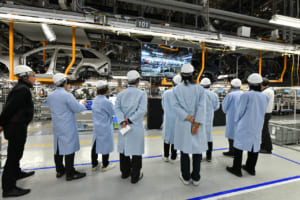 車両組立加工区。ラインを流れてくる車種はバラバラ。