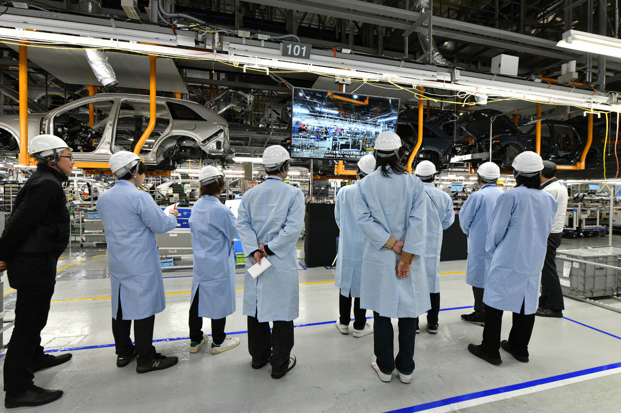 車両組立加工区。ラインを流れてくる車種はバラバラ。