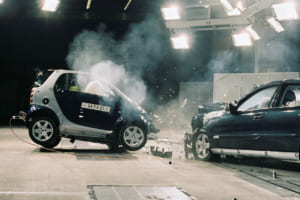 コンパティビリティの哲学を世界で初めて市販車に本格的に導入したのが、1995年に発表したEクラス/W210。写真はスマートフォーツーとEクラス/W210の間で行われたリアルな衝突テスト(2004年)。