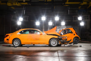 写真はスマートフォーツーとSクラスの衝突テスト(2014年)。