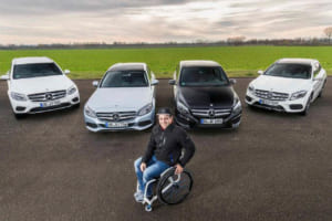 車椅子とメルセデス・ベンツ各モデル。