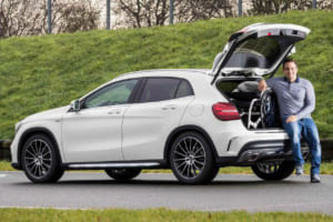 車椅子をトランクに積み込み出かける。