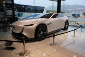 玄関では、ジャパンモビリティショー2025で初披露となった「VISION X-COUPE／COMPACT」の2台が出迎えてくれた。