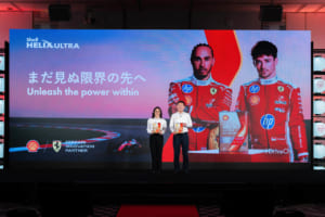 長年のフェラーリとのパートナーシップを示す、スクーデリア・フェラーリ所属のドライバー、ルイス・ハミルトンとシャルル・ルクレールがCMに出演。