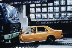 コンパティビリティの哲学を世界で初めて市販車に本格的に導入したのが、1995年に発表したEクラス/W210。写真はEクラス/W201と大型トラックとの衝突テスト。