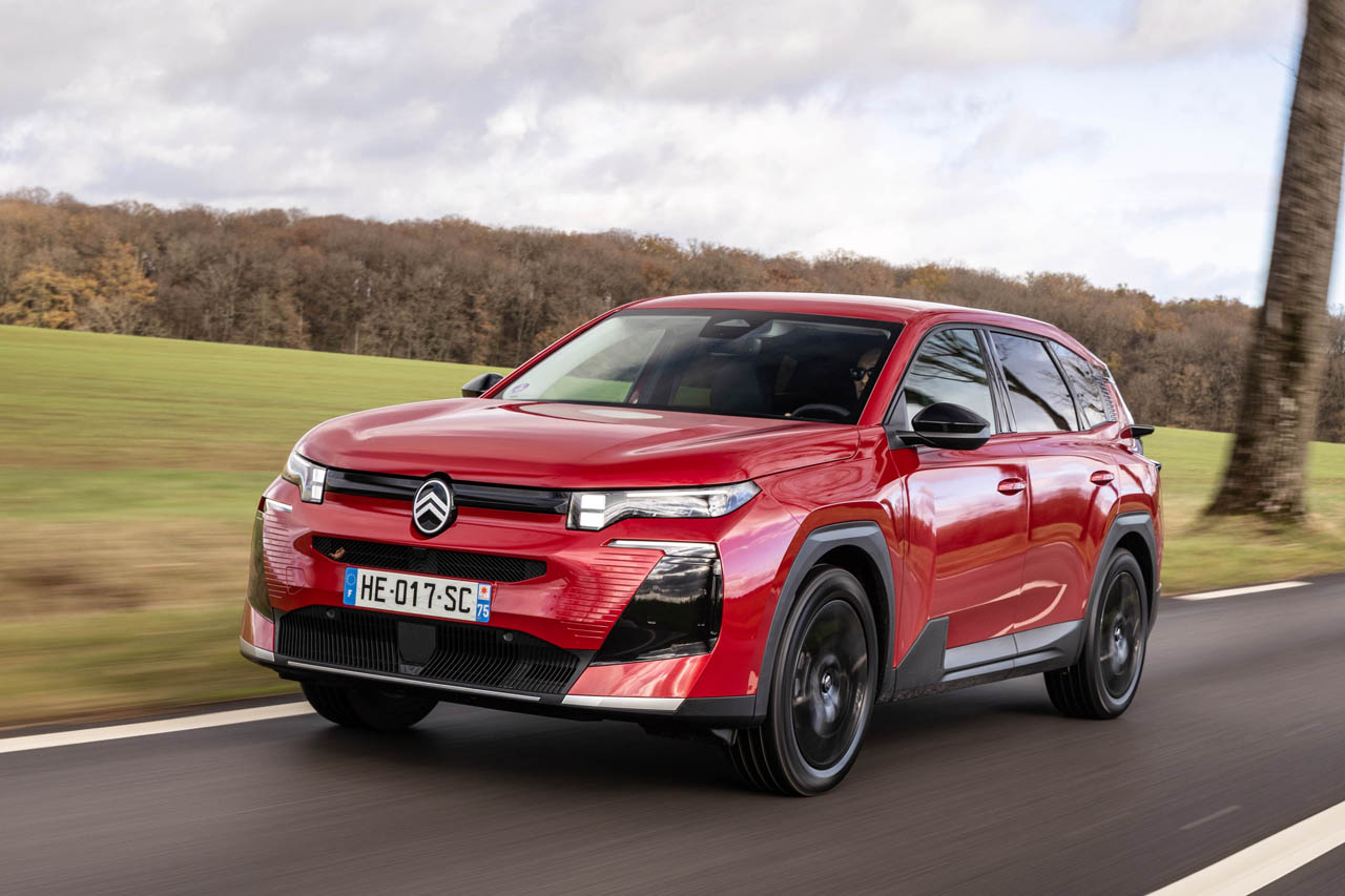 【試乗】4.6m超のボディを1.2L MHEVでどう走らせる？ 新型シトロエンC5エアクロスと「PHC」が叶える極上のマジックカーペット《LE VOLANT LAB》