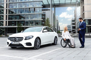 福祉国家ドイツでは、安全で高品質なメルセデス・ベンツ福祉車両に乗って自立して活動している。