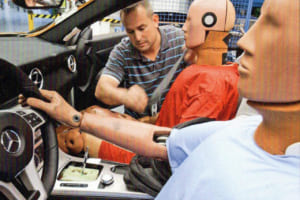 メルセデス・ベンツ福祉車両のロボット実験。