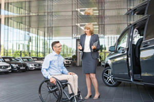 メルセデス・ベンツ福祉車両：モア・モビリティセンター内の実車で打ち合わせ。