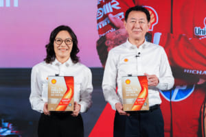 シェルグローバルルブリカンツのシャニアン・チェン氏(左)と、シェルルブリカンツジャパン代表取締役社長の阿部真氏(右)