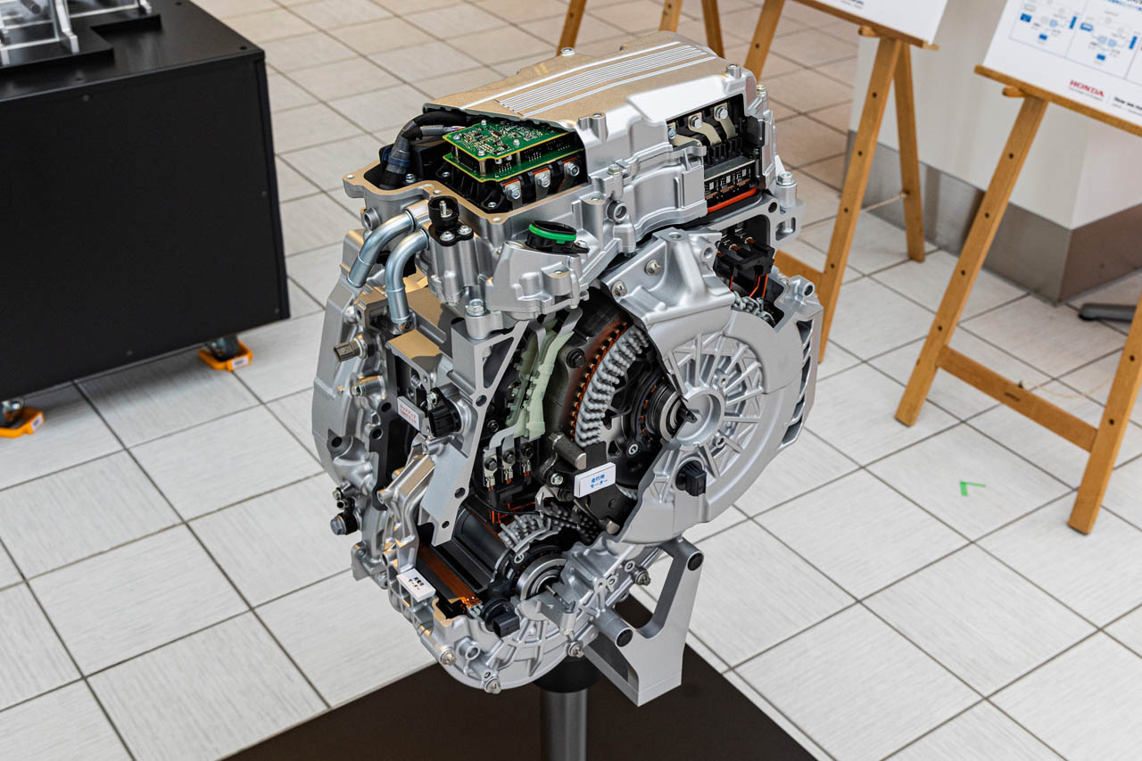 2モーター内蔵電気式CVTのカットモデル