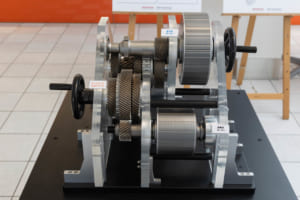 e:HEV初の“ロックアップロー”の仕組みを解説する模型