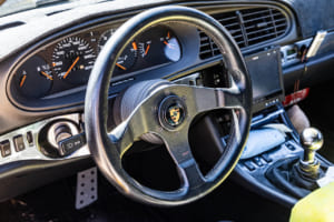 1990年式ポルシェ944ターボ：ステアリングはモモに変更。