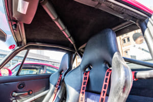 1992年式ポルシェ911カレラRS N/GT：トリミング加工されたレザー巻のロールケージ。