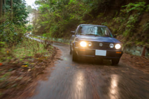 走行24万km車の試乗で証明。VWゴルフ2専門店「スピニングガレージ」がフックスと築く名車維持のエコシステム〈PR〉