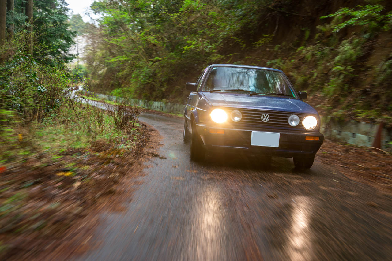 走行24万km車の試乗で証明。VWゴルフ2専門店「スピニングガレージ」がフックスと築く名車維持のエコシステム〈PR〉